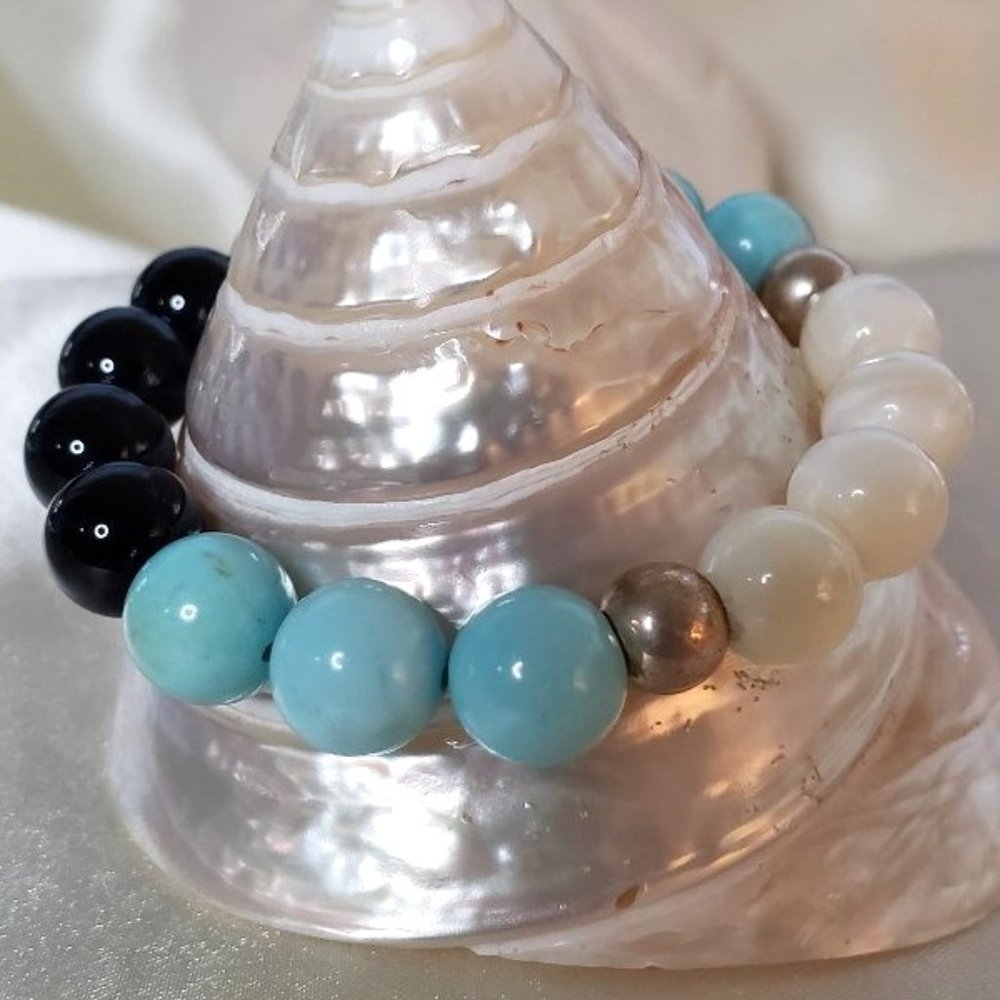 Turquoise, mother of pearl, & black onyx bracelet - Picture 3 of 5